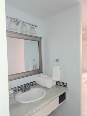 Towels, soap, shampoo, toilet paper - Cozy 1-bedroom apartment in Sanger (Sanger)