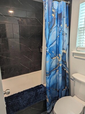 Towels, soap, shampoo, toilet paper - Cozy 1-bedroom apartment in Sanger (Sanger)