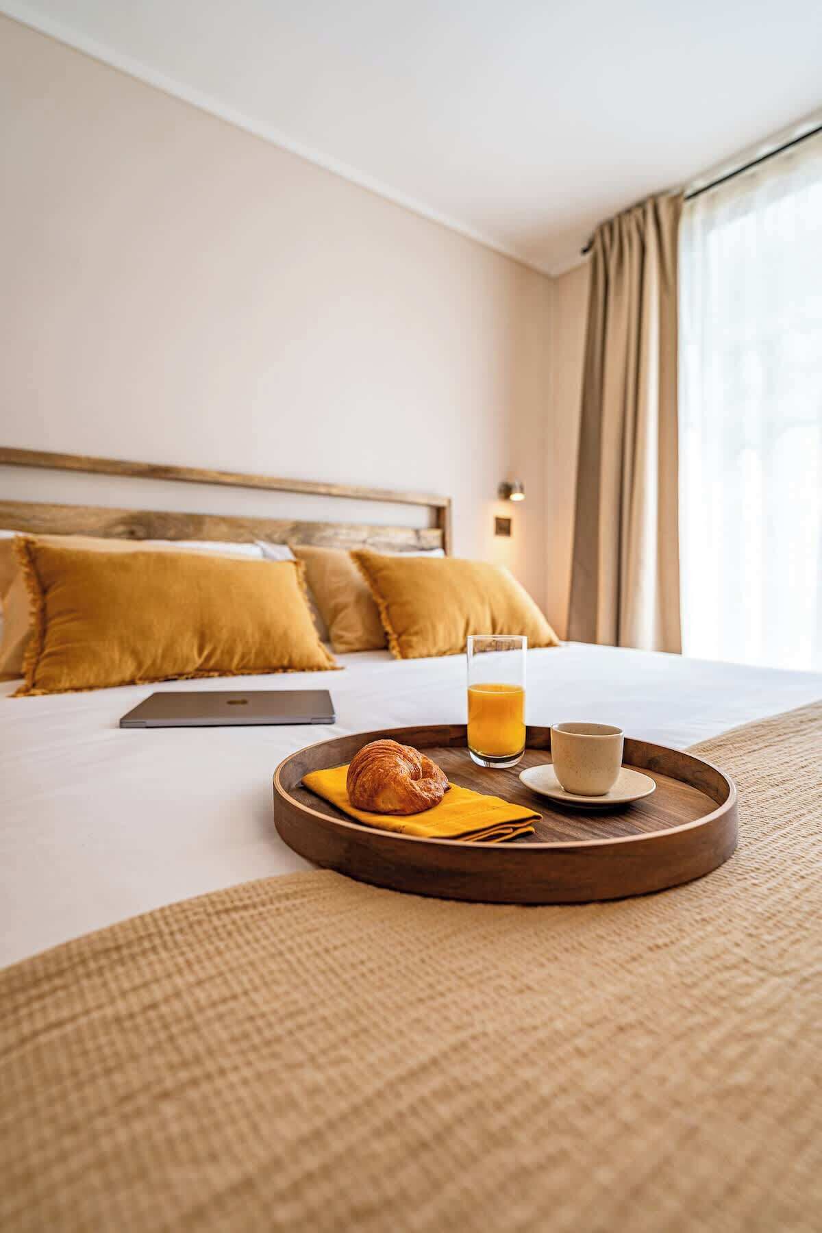 Iron/ironing board, travel crib, WiFi, bed sheets