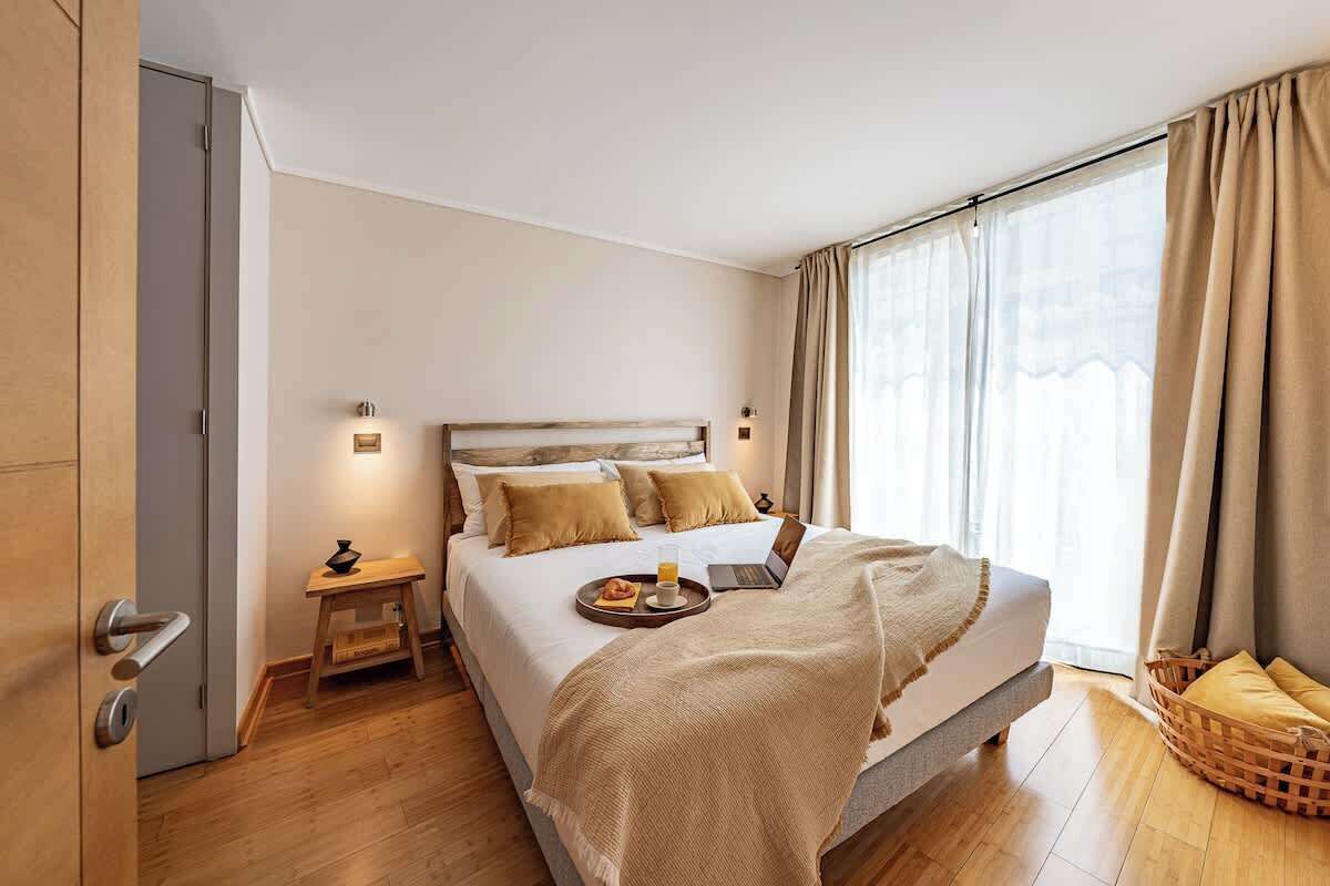 Iron/ironing board, travel crib, WiFi, bed sheets