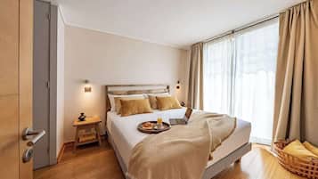 Iron/ironing board, travel crib, WiFi, bed sheets