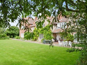 Outdoor dining - Little Barwick - sleeps 14 guests  in 8 bedrooms (Stanhoe)