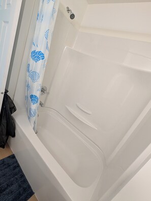 Bidet, Handtücher, Seife, Shampoo