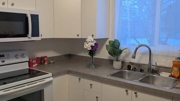 Kjøleskap, mikrobølgeovn, ovn og vannkoker