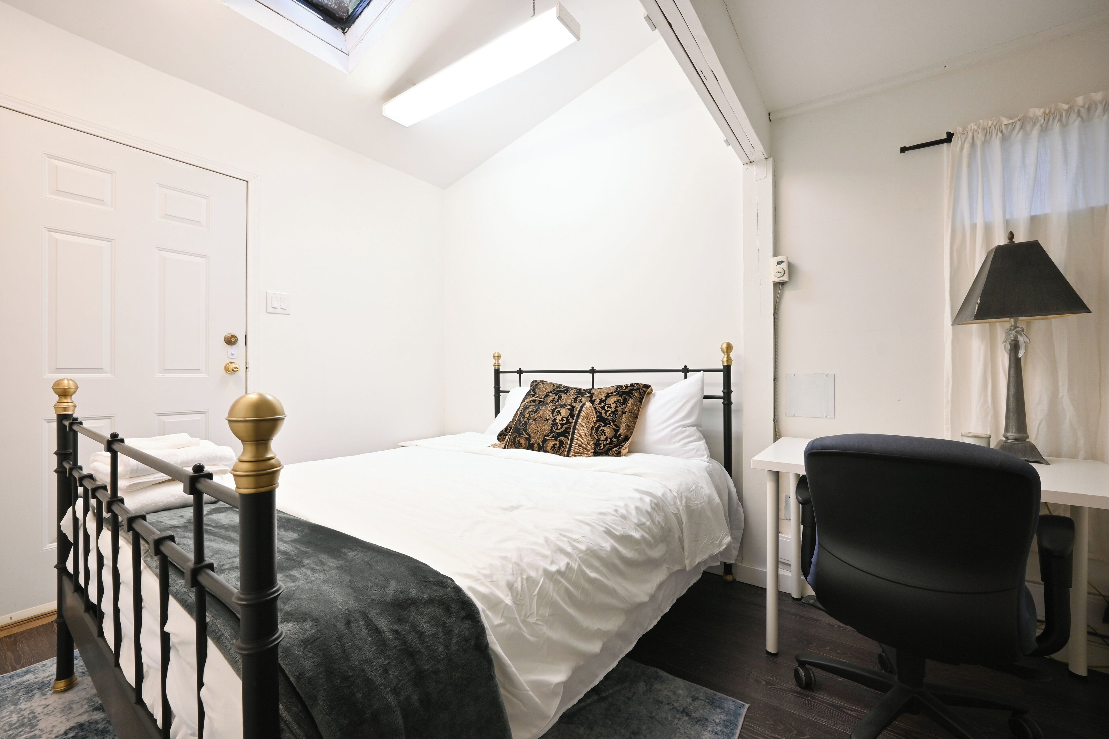 Iron/ironing board, internet, bed sheets