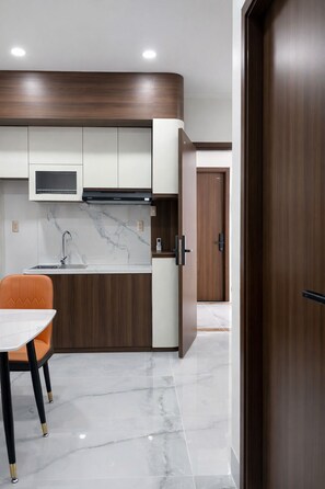Deluxe Apartment | Private kitchen | Mini-fridge, stovetop