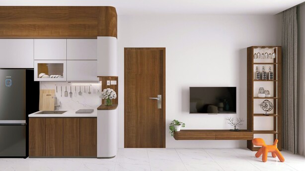 Una cucina moderna con frigorifero integrato, forno a microonde e lavello. Un pensile in legno sopra il bancone e una porta in legno adiacente alla cucina. In parete, sopra una mensola di legno con oggetti decorativi, è montata una televisione.