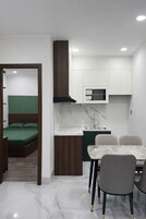 Apartamento família | Cozinha privada | Frigobar, cooktop