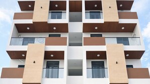 Un edificio a più piani con facciata simmetrica, caratterizzato da un ingresso centrale con scalinata.