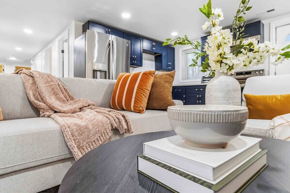 Interior - Stylish Renovated 3BR Home • Sleeps 6 • 2 Full Baths + Parking (Dallas)