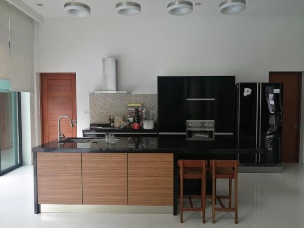 Family dining - AP House (Bangkok)