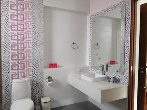 Shower, hair dryer, towels, soap - AP House (Chatuchak)