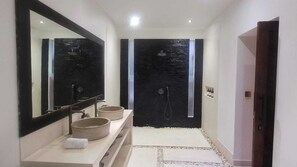Shower, hair dryer, towels, soap - Marvelous 3-bedroom villa with AC in vibrant Seminyak (seminyak)