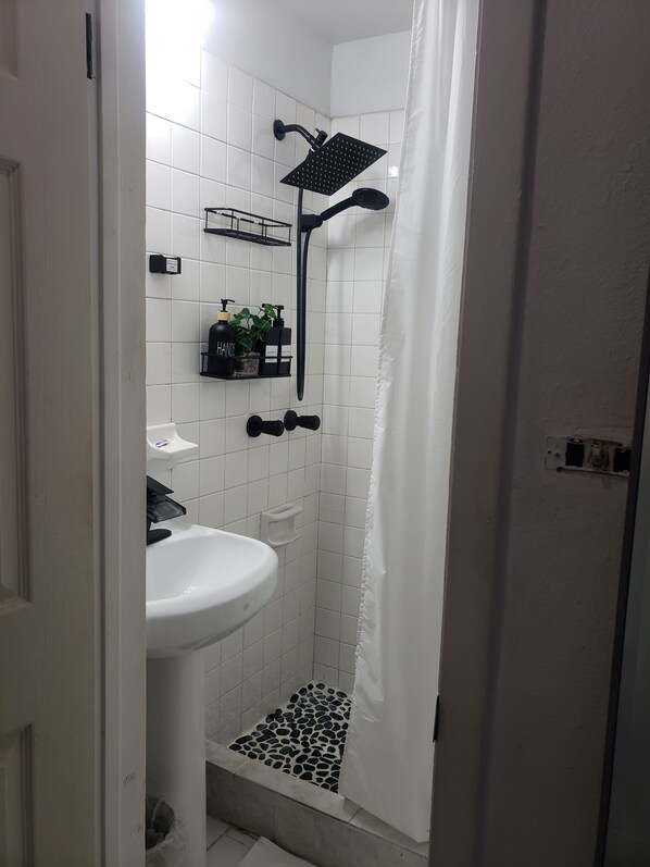 Shower, hair dryer, towels, soap - "The Perfect Spot"- centrally located , close to Downtown & Beaches (Nassau)