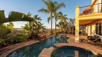 Alberca al aire libre y alberca climatizada