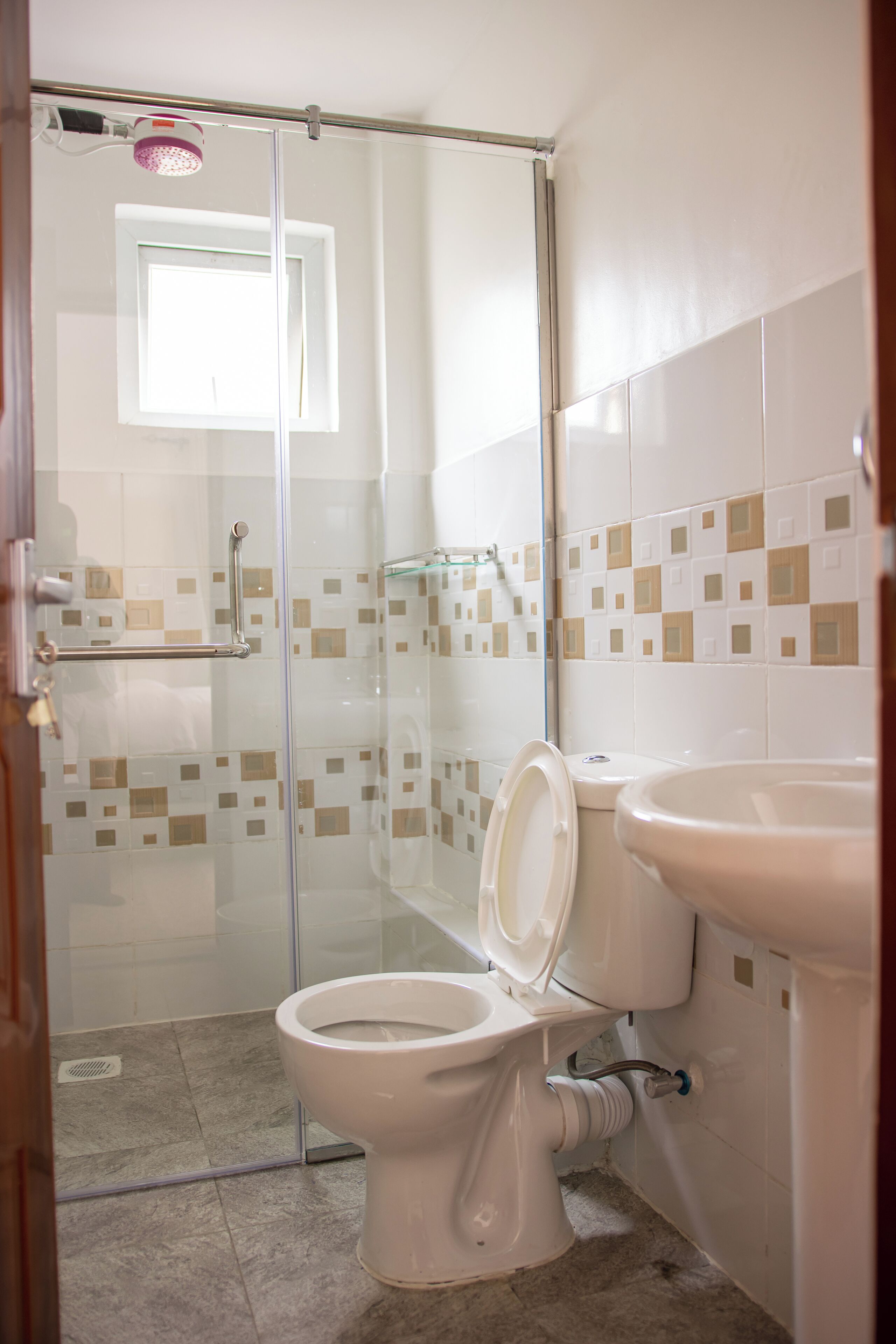 Een douche, handdoeken, zeep, toiletpapier