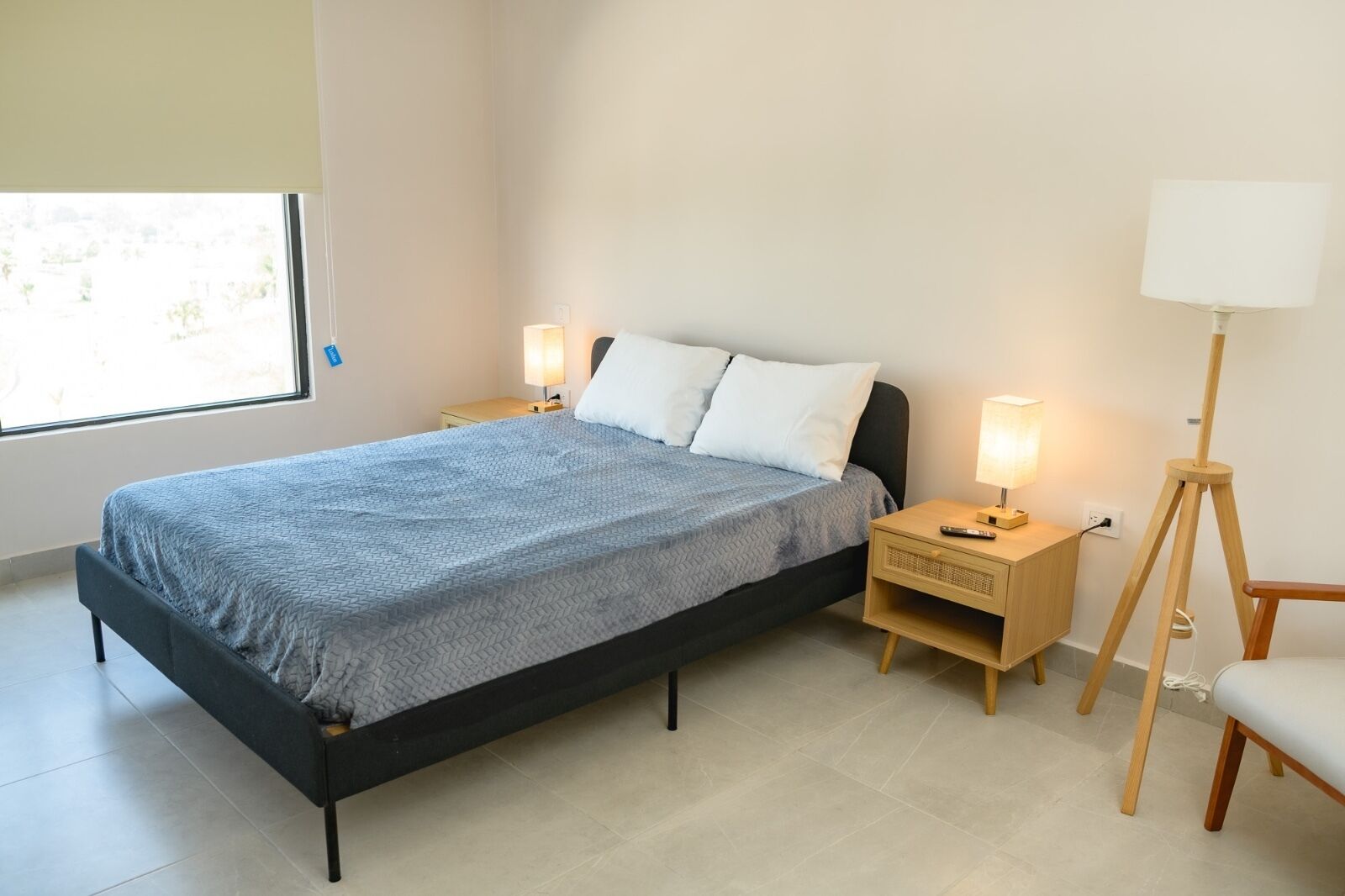 Tabla de planchar con plancha, wifi y ropa de cama 