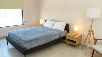 Tabla de planchar con plancha, wifi y ropa de cama