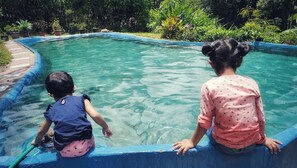 Kolam renang terbuka bermusim 