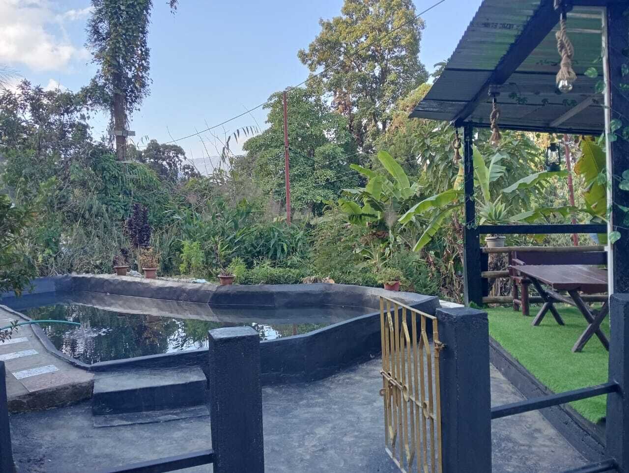 Comfort tweepersoonskamer, balkon, uitzicht op bergen | Zwembad | Een seizoensgebonden buitenzwembad