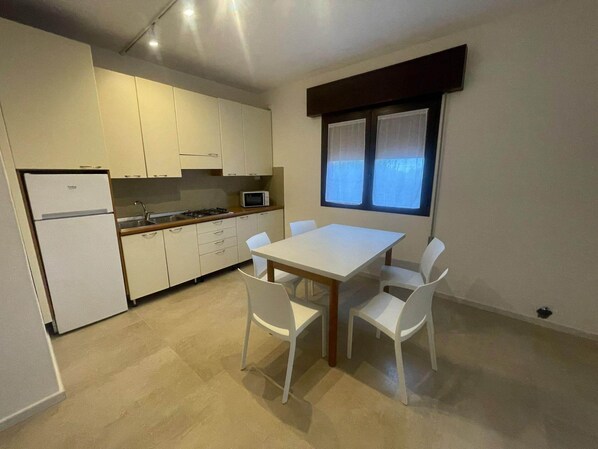 Private kitchen - 2 Bedroom Apartment Near Beach (Rosolina)