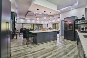 Fridge, microwave, oven, stovetop - Casa Momoto with Pool, Jacuzzi and Forest Views (La Fortuna de San Carlos)