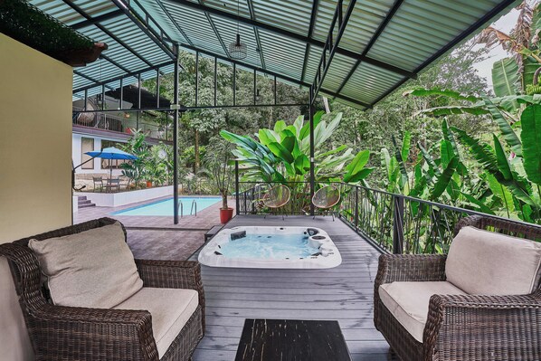 Terrace/patio - Casa Momoto with Pool, Jacuzzi and Forest Views (La Fortuna de San Carlos)