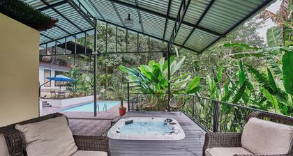 Casa Momoto with Pool, Jacuzzi and Forest Views