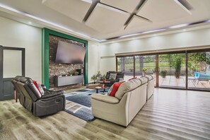 Smart TV - Casa Momoto with Pool, Jacuzzi and Forest Views (La Fortuna de San Carlos)