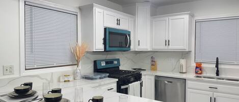 Mikrowelle, Ofen, Herdplatte, Geschirrspüler