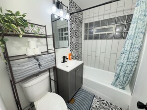 Haartrockner, Bidet, Handtücher, Seife