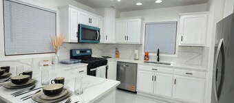 Entire Cozy Home+Fast Wi-Fi/Free Parking. Prime Location + Free Washer/Dryer