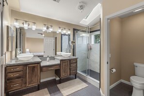 Een douche, een haardroger, handdoeken, zeep