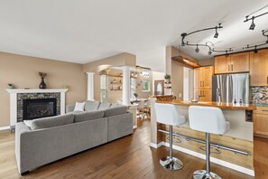 Interior - Skyline Downtown View • Near Mt. Rose Skiing (Reno)