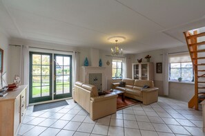 Living room - Charming 5-person Villa by the sea (Callantsoog)