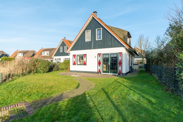 Exterior - Charming 5-person Villa by the sea (Callantsoog)