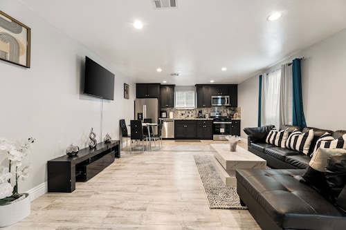 Modern 3BR 2Bth Retreat close to SoFi , LAX, CIDERS, Smart TV, AC , free Wifi