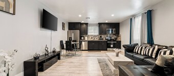 Modern 3BR 2Bth Retreat close to SoFi , LAX, CIDERS, Smart TV, AC , free Wifi