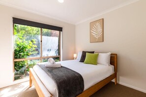 3 bedrooms, iron/ironing board, WiFi, bed sheets - Rye 3BR Beach House • 300m to Beach • Family‑Friendly with Backyard & BBQ (Rye)