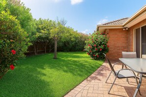 Outdoor dining - Rye 3BR Beach House • 300m to Beach • Family‑Friendly with Backyard & BBQ (Rye)