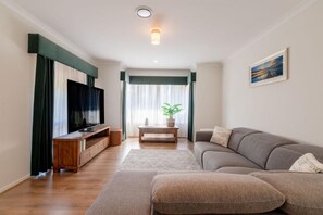 Smart TV - Rye 3BR Beach House • 300m to Beach • Family‑Friendly with Backyard & BBQ (Rye)