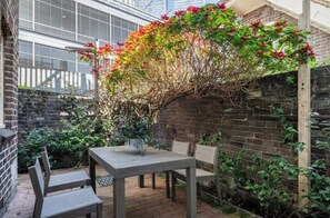 Outdoor dining - Luxury Spacious 3BR Family Home Walk To Harbour Bridge/ Opera House& CBD (Millers Point)