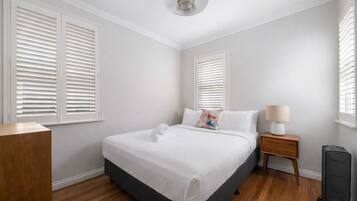 3 bedrooms, iron/ironing board, WiFi, bed sheets