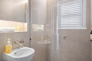 Ducha, secador de pelo, toallas y jabón