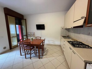 Private kitchen - Rosolina Mare Central Apartment With Pool (Rosolina)