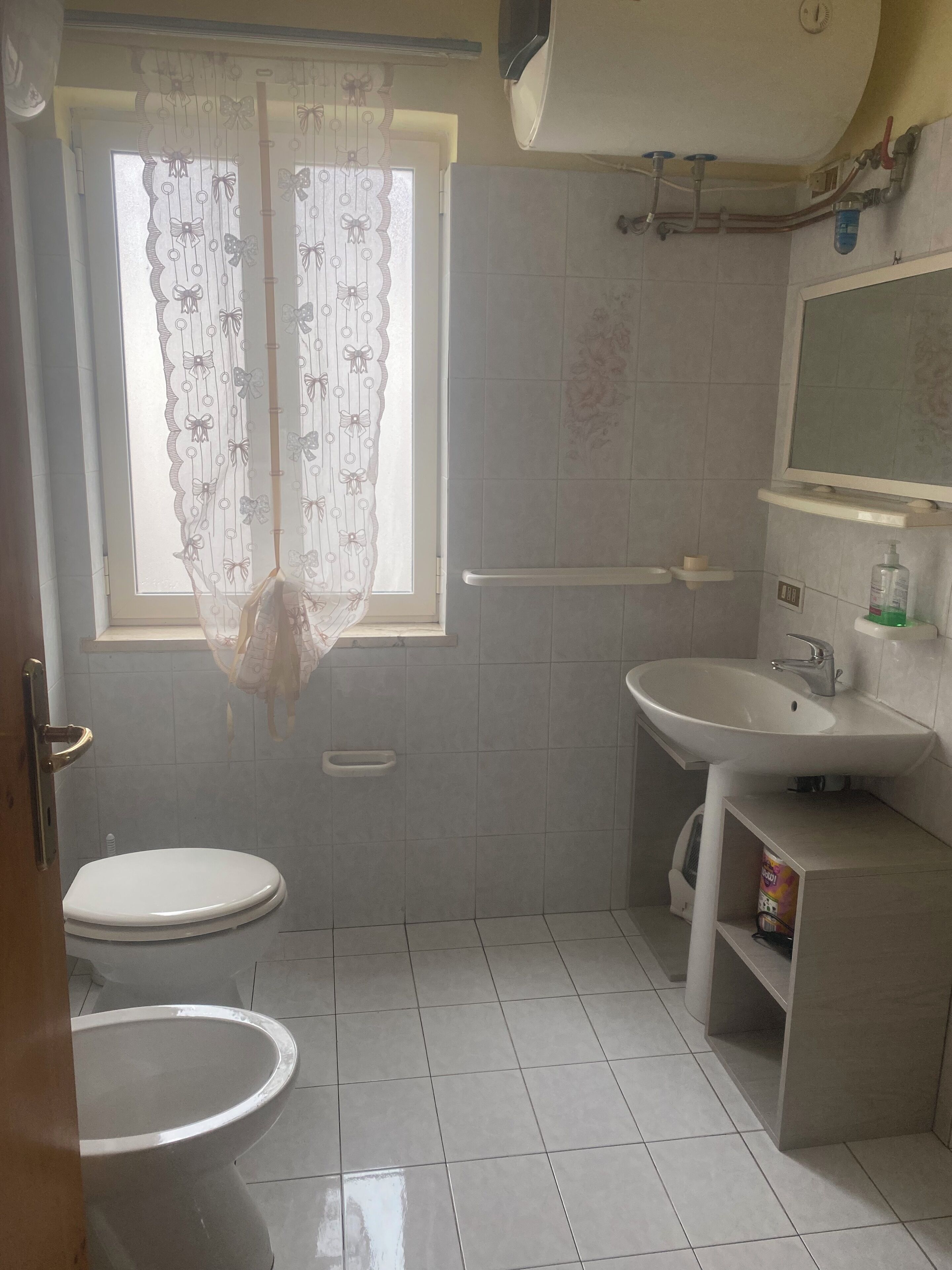 Haartrockner, Handtücher, Seife, Toilettenpapier