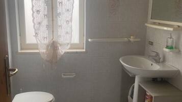 Haartrockner, Handtücher, Seife, Toilettenpapier