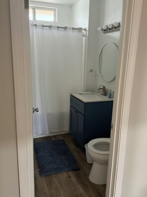 Shower, hair dryer, towels, soap - Family-Friendly 3BR Home {Sleeps 6+ } Manteca (Manteca)