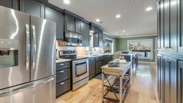 Réfrigérateur, micro-ondes, plaque de cuisson, lave-vaisselle