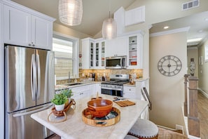 Fridge, microwave, stovetop, dishwasher